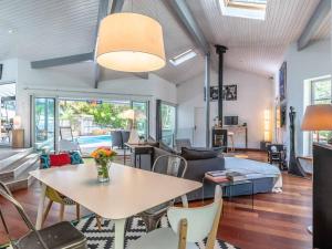 Χώρος καθιστικού στο Villa d'architecte avec piscine chauffée et borne de recharge, parfaite pour des vacances en famille - FR-1-791-4