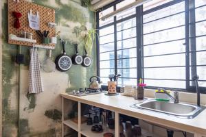 eine Küche mit Spüle und Fenster in der Unterkunft Gran casa para amigos a 4 cuadras del Zocalo in Oaxaca de Juárez