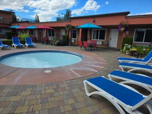 Bazén v ubytování Sahara Courtyard Inn & Suites Osoyoos nebo v jeho okolí