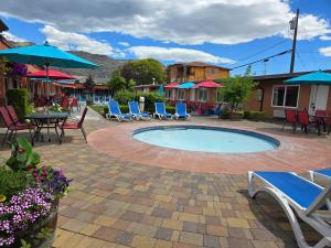 Bazén v ubytování Sahara Courtyard Inn & Suites Osoyoos nebo v jeho okolí + 37 fotografií