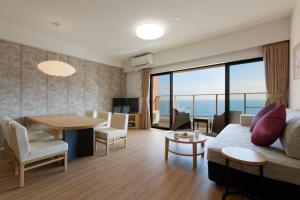 un soggiorno con un divano e un tavolo di Tokyu Vacations Atami ad Atami