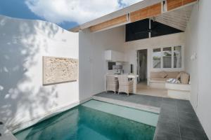 Bazén v ubytování Villa Nakula Suites nebo v jeho okolí
