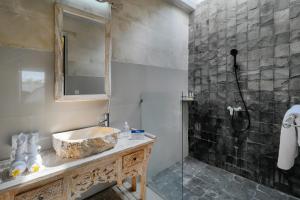 Koupelna v ubytování Villa Nakula Suites