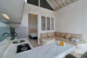 Kuchyň nebo kuchyňský kout v ubytování Villa Nakula Suites