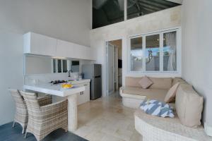 Kuchyň nebo kuchyňský kout v ubytování Villa Nakula Suites