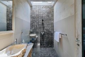 Koupelna v ubytování Villa Nakula Suites