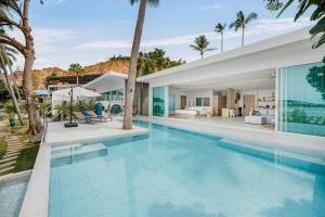 an infinity pool in the backyard of a villa at Beachfront Secret Tides Villa Sol in Koh Samui 