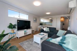 TV a/nebo společenská místnost v ubytování Platinum Apartments Unit 7