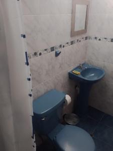 Ένα μπάνιο στο Acogedora habitación