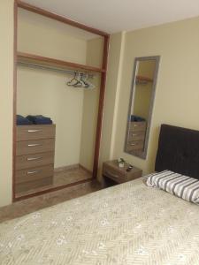 Ένα ή περισσότερα κρεβάτια σε δωμάτιο στο Acogedora habitación +4 φωτογραφίες