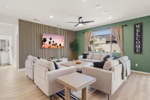 Posezení v ubytování Coachella Luxe Oasis 6BR Resort Self Check-in