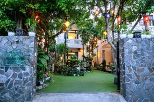 Um jardim em Ngan Phu Villa