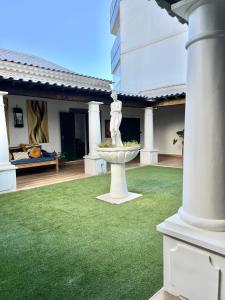 a yard with a fountain in the middle of a house at Pousada Casa da Grécia in Rio de Janeiro