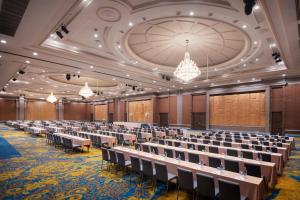 a large room with rows of tables and chairs at The Berkeley Hotel Pratunam in Bangkok