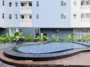 Bazén v ubytování Cozy Stay Studio at Urbantown Serpong Apartment By Travelio nebo v jeho okolí
