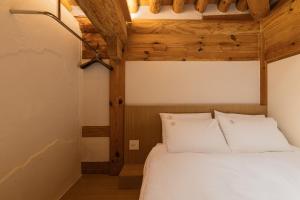 Ένα ή περισσότερα κρεβάτια σε δωμάτιο στο Luxury Hanok Stay Yeonsoom