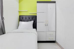 Postel nebo postele na pokoji v ubytování Gorgeous and Homey 2BR Serpong Garden Apartment By Travelio + 10 fotografií