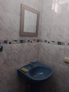 Ένα μπάνιο στο Acogedora habitación