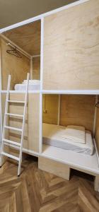 Katil dua tingkat atau katil-katil dua tingkat dalam bilik di So Art Hostel 旅人藝棧來尞青旅