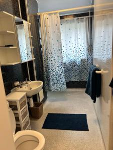 Ένα μπάνιο στο One Bedroom Bungalow Loanhead, Midlothian, Nr Edinburgh +14 φωτογραφίες