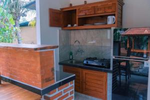 Η κουζίνα ή μικρή κουζίνα στο Semana Cliff Villa Ubud