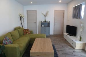 Una televisión o centro de entretenimiento en Tinyhouse