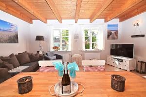 TV a/nebo společenská místnost v ubytování Ferienhaus Strandläufer Sehlendorf