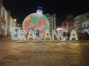 un cartello con la scritta branca in una città di notte di Bragança Apartamento Studio a Bragança