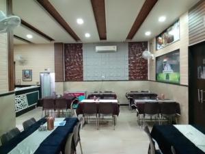 Kuchyň nebo kuchyňský kout v ubytování ANAND HOTEL