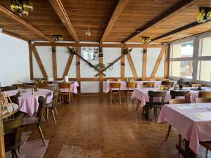 Un comedor con mesas y sillas con manteles rosas. en Klausen Ranch, en Urnerboden 54 fotos más