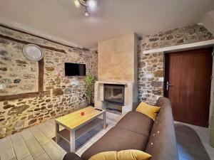 Μια τηλεόραση ή/και κέντρο ψυχαγωγίας στο Gîte - Tout confort et calme dans le centre ville