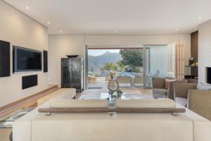 un salon avec un canapé et une télévision dans l'établissement Flightdeck, au Cap