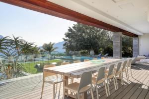 une salle à manger avec une table et des chaises sur une terrasse dans l'établissement Flightdeck, au Cap