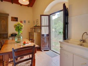 A kitchen or kitchenette at Farmhouse in Castelfranco Piandiscò with Garden