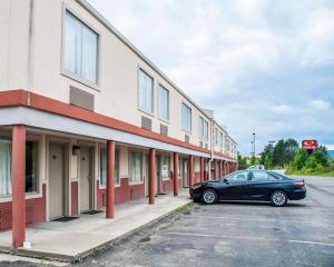 a black car parked in front of a building at Econo Lodge Elmira-Corning in Elmira +15 photos