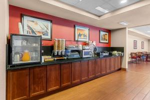 a fast food restaurant with a counter and chairs at Quality Inn in Blackwell