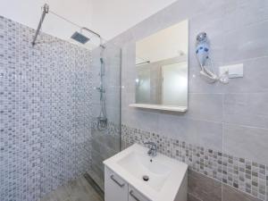Fotografie z fotogalerie ubytování Comfy Apartment in Sveti Petar na Moru with Garden v destinaci Krmčina