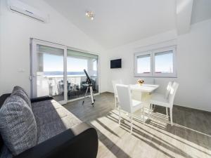 Fotografie z fotogalerie ubytování Comfy Apartment in Sveti Petar na Moru with Garden v destinaci Krmčina