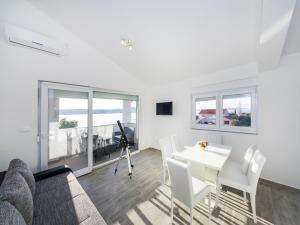 Fotografie z fotogalerie ubytování Comfy Apartment in Sveti Petar na Moru with Garden v destinaci Krmčina