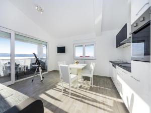 Fotografie z fotogalerie ubytování Comfy Apartment in Sveti Petar na Moru with Garden v destinaci Krmčina