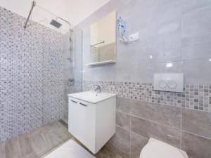 Fotografie z fotogalerie ubytování Comfy Apartment in Sveti Petar na Moru with Garden v destinaci Krmčina