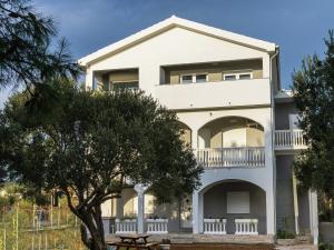 Fotografie z fotogalerie ubytování Comfy Apartment in Sveti Petar na Moru with Garden v destinaci Krmčina