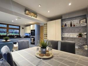 a kitchen and dining room with a table and chairs at Carden Hill House - 4 Bedrooms - Sleeps 9 - Free Parking - Games Room - Ideal for Contractors, Families and Large Groups in Brighton & Hove