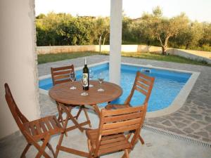 Bazén v ubytování Splendid Holiday Home in Novigrad near sea nebo v jeho okolí