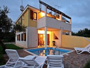 Bazén v ubytování Splendid Holiday Home in Novigrad near sea nebo v jeho okolí