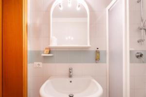 A bathroom at Hotel Al Castello Még 37 kép