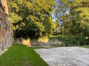 Gite des usines de moulins外面的花园