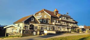 バイトストーレンにあるGjestegaarden Leiligheterの通り沿いにある大きな木造の建物