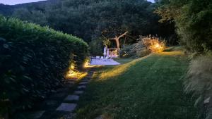 Vonkajšia záhrada v ubytovaní Borgo Canapegna - "La quercia d'oro" private pool in the heart of Le Marche