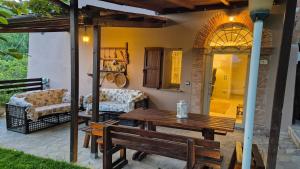 Posedenie v ubytovaní Borgo Canapegna - "La quercia d'oro" private pool in the heart of Le Marche